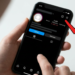 Mão segurando smartphone com perfil do Instagram mostrando 2,4M seguidores e alerta de 150K lost em vermelho.
