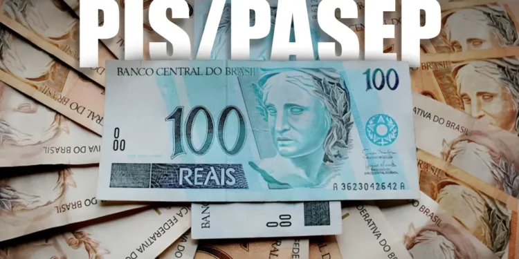 Cédula de cem reais em destaque sobre várias outras notas com letreiro Abono Salarial PIS Pasep em primeiro plano