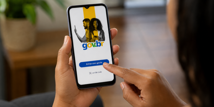 Mulher segura celular com tela do app gov.br e toca botão "Entrar com gov.br" em ambiente interno.