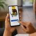Mulher segura celular com tela do app gov.br e toca botão "Entrar com gov.br" em ambiente interno.