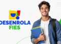 Estudante universitário segura cadernos e usa mochila, sorrindo ao lado do logotipo do Desenrola FIES.