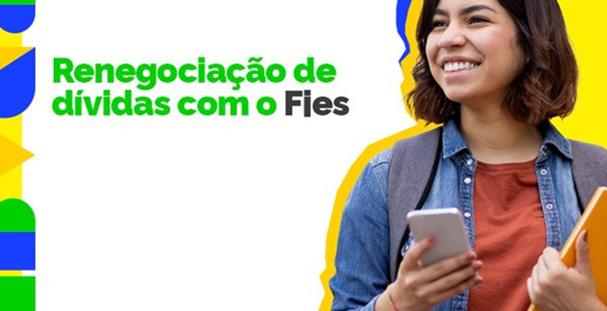 Jovem estudante sorrindo segurando smartphone e livro com texto Renegociação de dívidas com o Fies em destaque ao lado