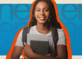 Estudante sorridente segurando livros e mochila em fundo azul com a marca Enem ao fundo.