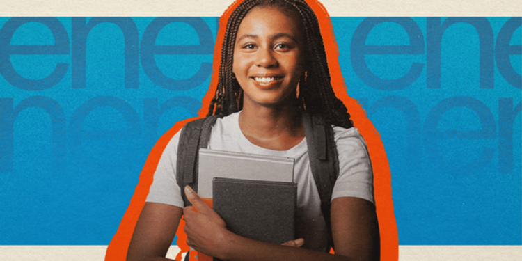 Estudante sorridente segurando livros e mochila em fundo azul com a marca Enem ao fundo.