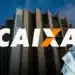 Logo da Caixa sobre prédio da instituição e notas de R$ 100, em referência ao saque de R$ 6.220