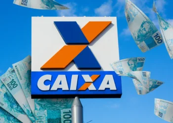 Logo da CAIXA em destaque com notas de R$ 100 ao fundo, ilustrando saque de R$ 6.220 para moradores da Bahia e Minas Gerais.