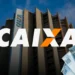 Fachada de prédio da CAIXA com cédulas de R$ 100 em destaque, representando o saque de R$ 6.220 autorizado para novos brasileiros.