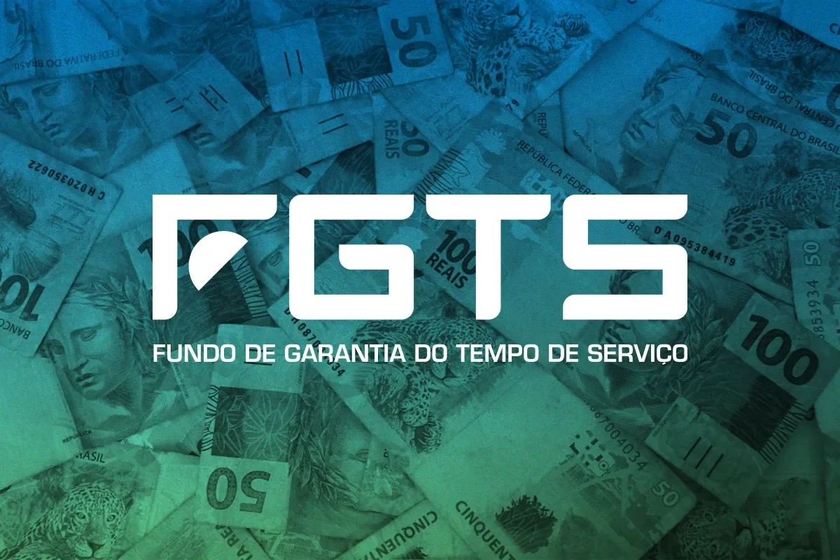 Cédulas de real espalhadas com a logomarca do FGTS sobreposta, fazendo referência ao Saque Calamidade de R$ 6.220.