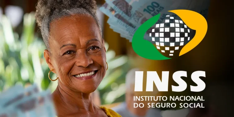 Aposentada sorrindo ao lado do logo do INSS e cédulas de dinheiro, ilustrando pagamento da segunda parcela do 13º salário sem descontos.