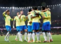 Jogadores da Seleção Brasileira comemorando em campo, representando a convocação dos atletas brasileiros para a Copa do Mundo de 2026.