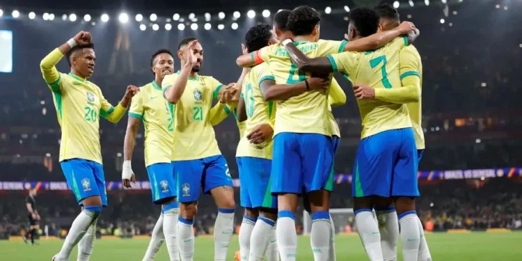Jogadores da Seleção Brasileira comemorando em campo, representando a convocação dos atletas brasileiros para a Copa do Mundo de 2026.