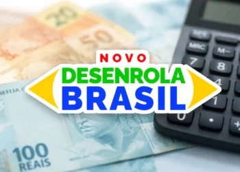 Logo do Novo Desenrola Brasil sobre dinheiro brasileiro desfocado e calculadora, representando simulador de renegociação de dívidas.