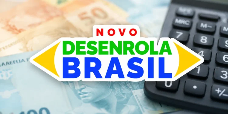 Logo do Novo Desenrola Brasil sobre dinheiro brasileiro desfocado e calculadora, representando simulador de renegociação de dívidas.