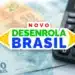 Logo do Novo Desenrola Brasil sobre dinheiro brasileiro desfocado e calculadora, representando simulador de renegociação de dívidas.