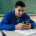 Estudante usando calculadora científica durante atividade escolar relacionada às regras do Enem 2026