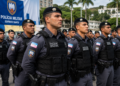Soldados da Polícia Militar do Espírito Santo perfilados em cerimônia usando boinas pretas e coletes táticos azuis.