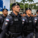Soldados da Polícia Militar do Espírito Santo perfilados em cerimônia usando boinas pretas e coletes táticos azuis.