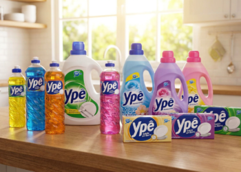 Produtos Ypê enfileirados em bancada de cozinha: detergentes coloridos, amaciantes florais e sabão em barra.