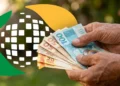 Beneficiários do INSS segurando notas de dinheiro.