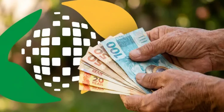 Beneficiários do INSS segurando notas de dinheiro.