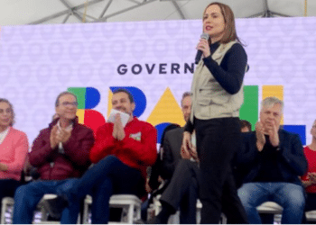 Autoridades em evento oficial do Governo do Brasil na Rua.