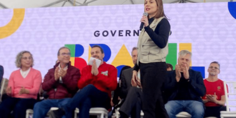Autoridades em evento oficial do Governo do Brasil na Rua.