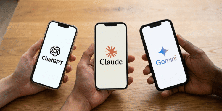 Três smartphones exibindo logos de ChatGPT, Claude e Gemini segurados por mãos sobre mesa de madeira.