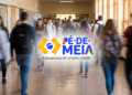 Estudantes em corredor escolar e programa Pé-de-Meia em destaque.