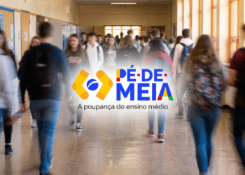 Estudantes em corredor escolar e programa Pé-de-Meia em destaque.