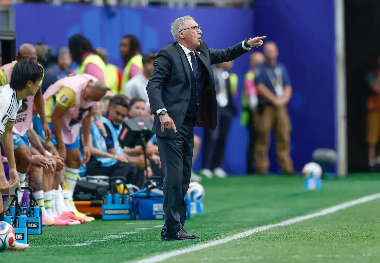 Carlo Ancelotti Carlo Ancelotti orienta a Seleção Brasileira à beira do campo durante partida contra o Japão na Copa do Mundo de 2026.