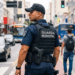 Guarda Municipal em patrulhamento no centro comercial urbano.