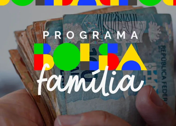 Dinheiro do Bolsa Família Logo do programa Bolsa Família em destaque sobre notas de dinheiro brasileiro.