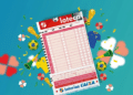 Volante da Loteca com colunas de apostas, cercado por troféus da Copa, camisas do Brasil e bolas de futebol