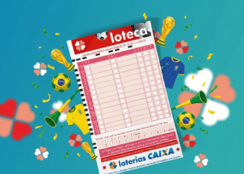 Volante da Loteca com colunas de apostas, cercado por troféus da Copa, camisas do Brasil e bolas de futebol