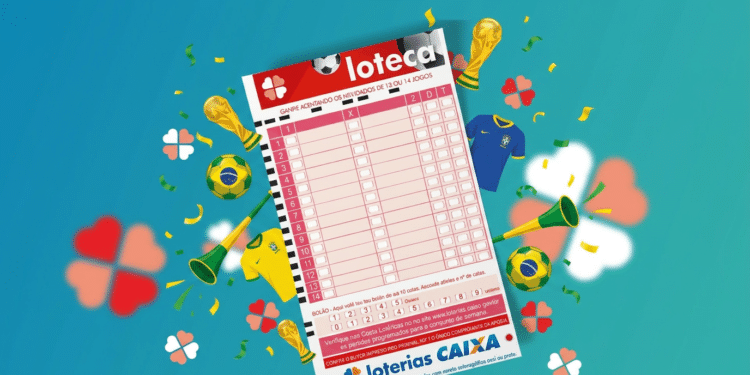 Volante da Loteca com colunas de apostas, cercado por troféus da Copa, camisas do Brasil e bolas de futebol