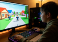Adolescente usando computador com tela mostrando Roblox, teclado colorido e ambiente iluminado.