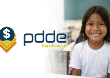 Criança indígena sorrindo em sala de aula com logo do PDDE Equidade do MEC ao lado.