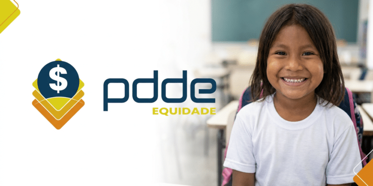 Criança indígena sorrindo em sala de aula com logo do PDDE Equidade do MEC ao lado.