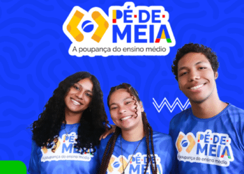 Jovens estudantes sorrindo com fundo azul e logo do Pé-de-Meia.