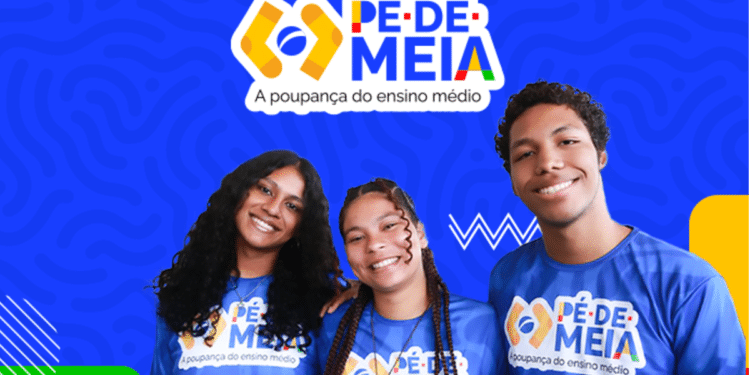 Jovens estudantes sorrindo com fundo azul e logo do Pé-de-Meia.