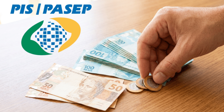 Mão pegando moedas ao lado de notas de reais e logotipo PIS/PASEP sobre mesa de madeira.