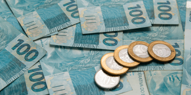 Notas de 100 reais e moedas de 1 real.