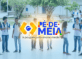 Grupo de jovens estudantes conversando em pátio escolar com logo Pé-de-Meia ao centro.