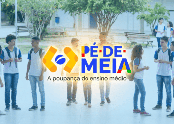 Grupo de jovens estudantes conversando em pátio escolar com logo Pé-de-Meia ao centro.