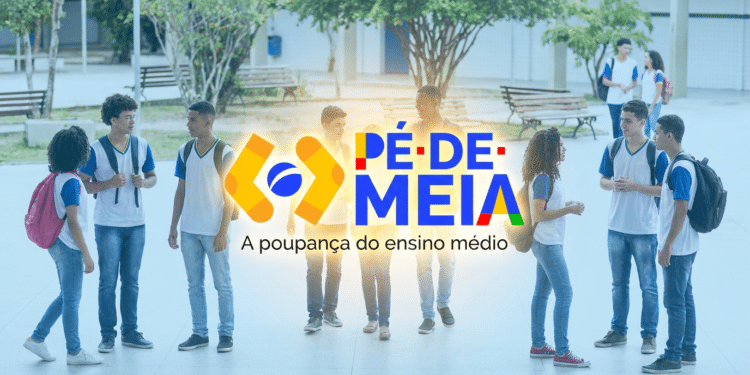 Grupo de jovens estudantes conversando em pátio escolar com logo Pé-de-Meia ao centro.