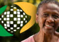 Idosa sorrindo ao lado da logo do INSS.