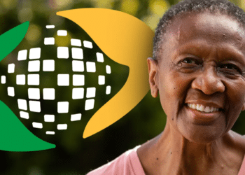 Idosa sorrindo ao lado da logo do INSS.