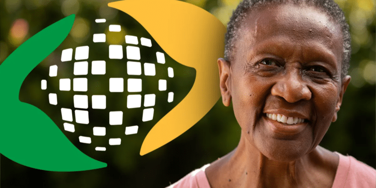 Idosa sorrindo ao lado da logo do INSS.