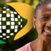 Idosa sorrindo ao lado da logo do INSS.
