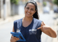 Recenseadora do IBGE em trabalho de campo.